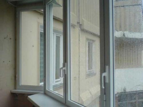 Раздвижные или распашные окна на балконе. Разновидности створок окон на балконе