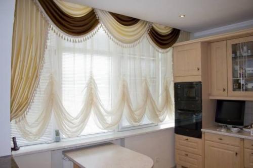 Шторы на кухню короткие на одну сторону. Как красиво повесить асимметричные шторы на одну сторону