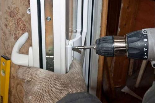 Как снять стеклопакет снаружи. Как открыть пластиковое окно снаружи без повреждений?