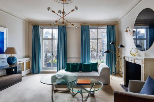 Выбор штор под стиль гостиной. Как выбрать шторы в гостиную: фото, советы дизайнеров 20 Выбор штор под стиль гостиной. Как выбрать шторы в гостиную: фото, советы дизайнеров 20