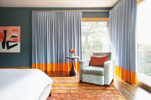 Выбор штор под стиль гостиной. Как выбрать шторы в гостиную: фото, советы дизайнеров 29 Выбор штор под стиль гостиной. Как выбрать шторы в гостиную: фото, советы дизайнеров 29