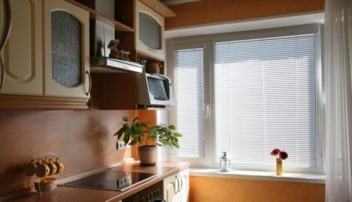 Современные жалюзи на кухню. Плюсы и минусы использования жалюзи на кухне 09