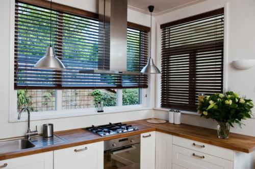 Современные жалюзи на кухню. Плюсы и минусы использования жалюзи на кухне 16