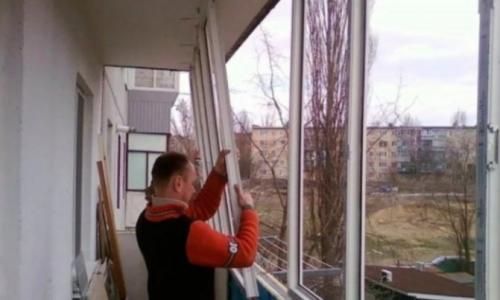 Как снять нижнюю петлю пластикового окна. Особенности мытья балконных окон