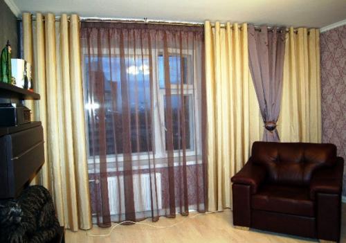 Как подобрать шторы в гостиную по цвету обоев и мебели. Особенности правильного выбора