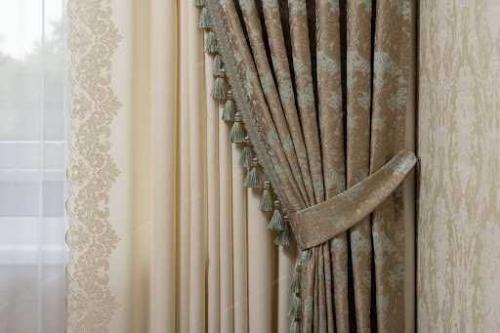 Шторы в интерьере гостиной. Шторы в гостиную: новинки, фото примеры современных штор, правила использования и особенности оформления