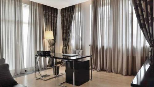 Шторы в интерьере гостиной. Шторы в гостиную: новинки, фото примеры современных штор, правила использования и особенности оформления