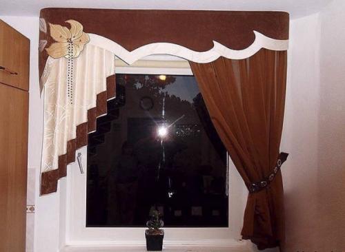 Шторы для деревенского дома с маленькими окнами. Назначение изделий и их выбор