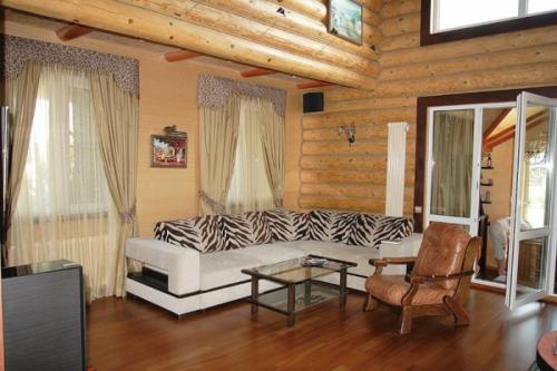 Шторы для деревенского дома с маленькими окнами. Назначение изделий и их выбор