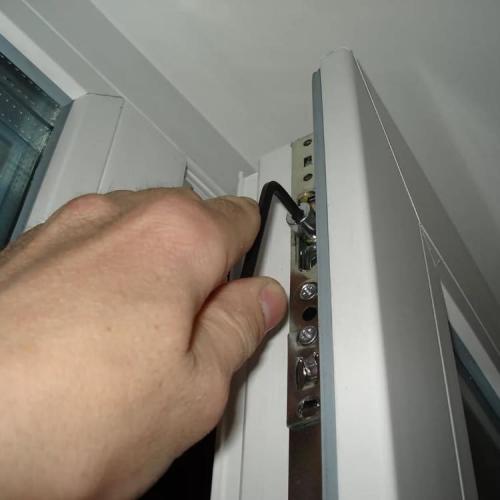 Ремонт фурнитуры пластиковых окон своими руками. Регулировка прижима пластикового окна при поддувании