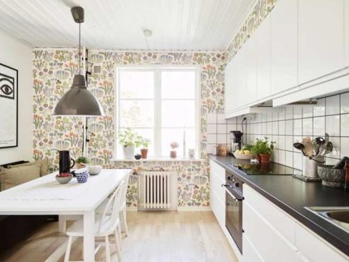 #Обои для кухни 2023 года. Обои для кухни: советы дизайнеров, какие обои выбрать на кухню под светлый или темный гарнитур + 5 главных трендов 2023 года