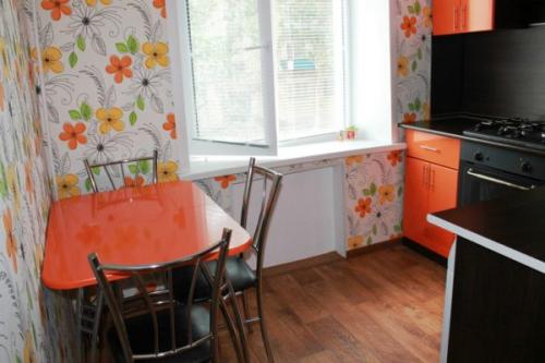 Обои для маленькой кухни, зрительно увеличивающие пространство. Цветовая гамма обоев для маленькой кухни