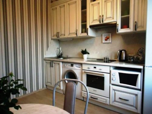 Обои для маленькой кухни, зрительно увеличивающие пространство. Цветовая гамма обоев для маленькой кухни