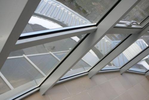 Установка алюминиевых раздвижных окон на балконе. Плюсы и минусы алюминиевых окон на балкон