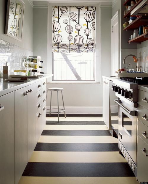 Дизайн узкой кухни с окном и балконом в конце. В стиле минимализм 28