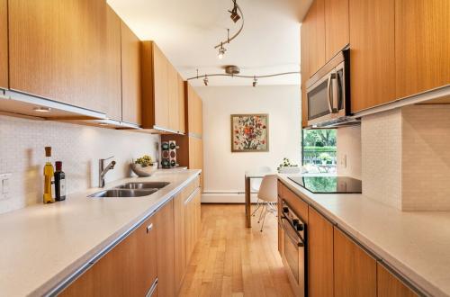 Дизайн узкой кухни с окном и балконом в конце. В стиле минимализм 25