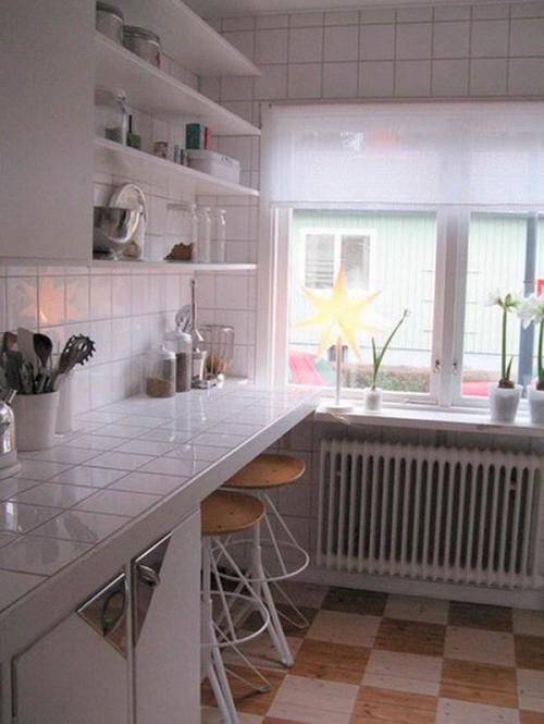 Дизайн узкой кухни с окном и балконом в конце. В стиле минимализм 11