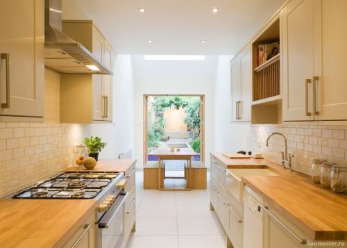 Дизайн узкой кухни с окном посередине. Варианты расстановки мебели при различных планировках