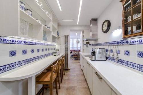 Узкая кухня шириной 3 метра. Особенности обустройства узкой кухни