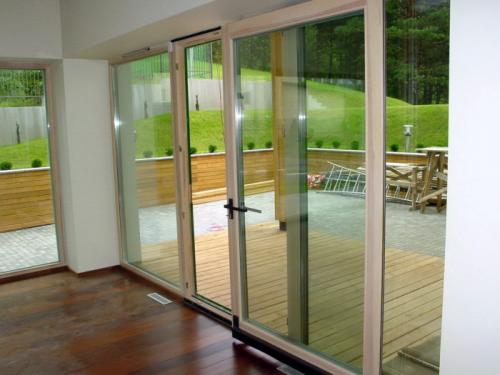 Раздвижные алюминиевые двери на балкон. Как сделать пластиковые и алюминиевые раздвижные двери на балконе