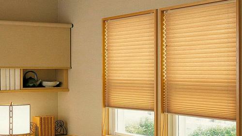 Жалюзи на раздвижные окна на балконе. Виды жалюзи