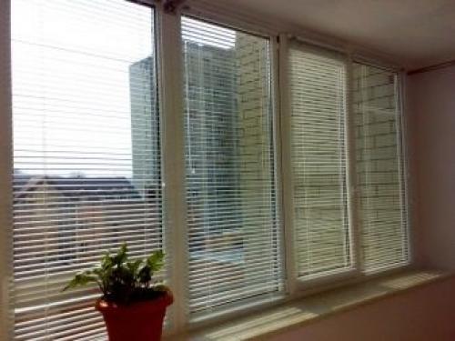 Рулонные шторы на балкон с раздвижными окнами. Особенности 01