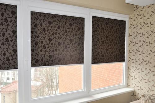 Варианты штор на раздвижные окна. Как выбрать рулонные шторы на балкон с раздвижными окнами и идеи с фото