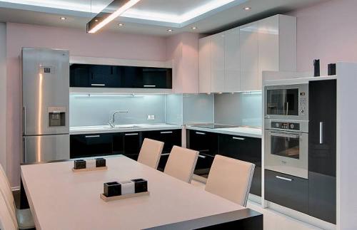 Кухни 2023 угловые. Угловая кухня 2023: фото дизайна интерьера маленькой угловой кухни в современном стиле, с гарнитуром, холодильником и спальным местом