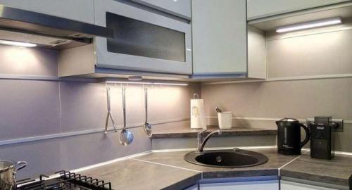 Угловая мойка на маленькой кухне. Особенности планировки