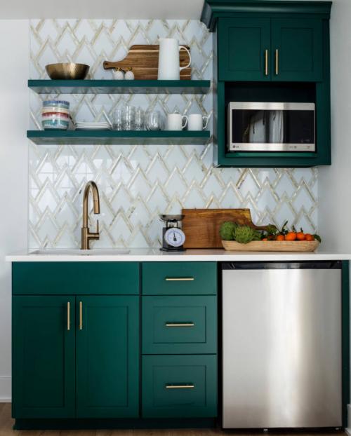 Угловая кухня с окном. Дизайн угловой кухни с окном 01