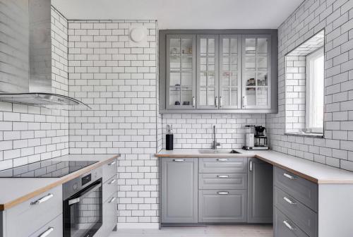 Угловая кухня с окном. Дизайн угловой кухни с окном 13