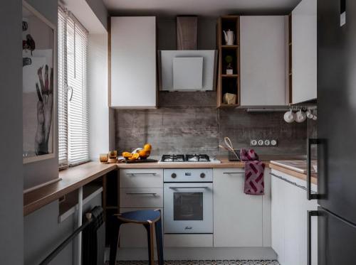 Угловая кухня с окном. Дизайн угловой кухни с окном 03