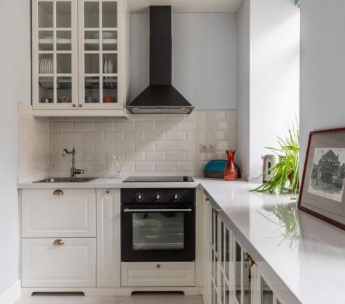 Угловая кухня с окном. Дизайн угловой кухни с окном 02