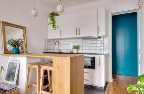 Угловая кухня с окном. Дизайн угловой кухни с окном 06