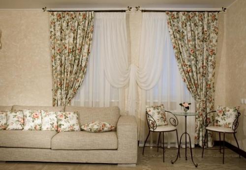 Как красиво повесить шторы на два окна. Дизайн штор для гостиной с двумя окнами (50 фото)