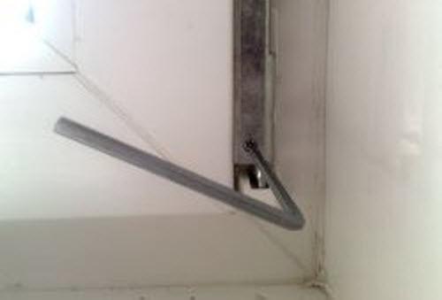 Регулировка прижима пластиковых окон со стороны петель.  Створка прилегает к раме недостаточно плотно