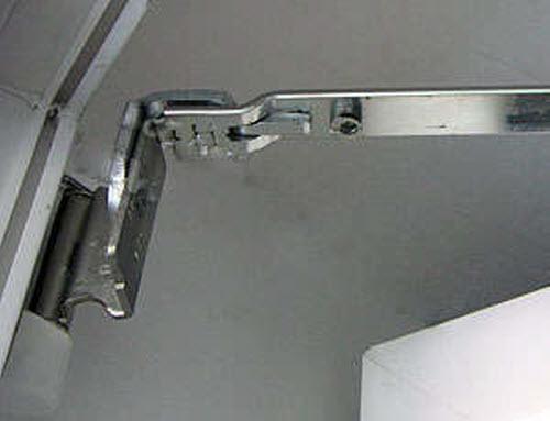 Регулировка прижима пластиковых окон со стороны петель.  Створка прилегает к раме недостаточно плотно