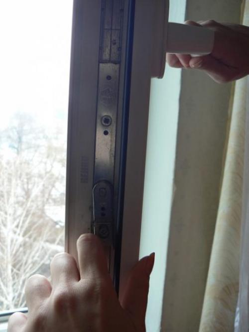 Как разобрать механизм пластикового окна. Некорректная работа блокиратора