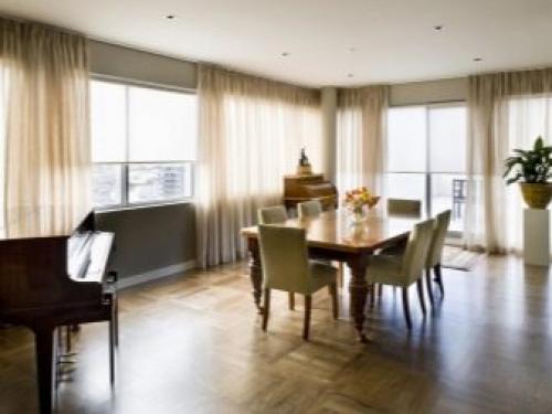 Рулонные шторы в интерьере с тюлем в гостиной. Рулонные шторы и тюль 24