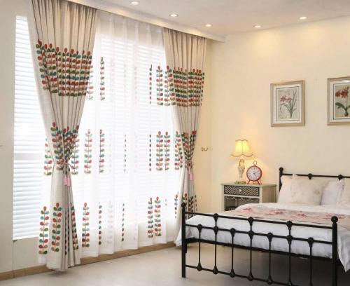 Плотная тюль в спальню. Тюль в спальню — реальные примеры красивого дизайна в современном стиле, советы по выбору и оформлению (200 фото)