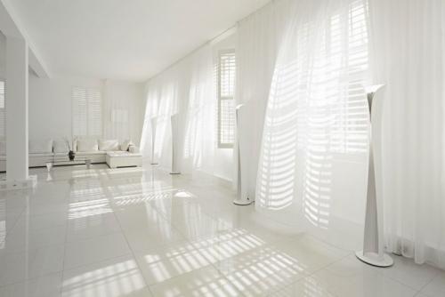 Белые шторы в интерьере 2022. Белые шторы в интерьере: преимущества и недостатки белых штор в разных комнатах. Правила выбора плотности и фактуры ткани