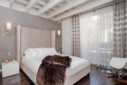 Современная тюль в спальню. Тюль в спальню — лучшие новинки сезона, драпировка, крепление на люверсах и классическое (112 фото)