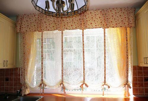 Короткие шторы до подоконника, в спальню, детскую комнату, гостиную для деревенского дома