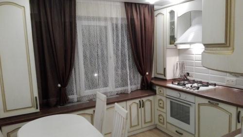 Короткие шторы до подоконника, в спальню, детскую комнату, гостиную для деревенского дома