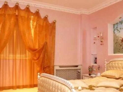 Дизайн штор для спальни. Красивые шторы в спальню: реальные фото-примеры и новинки 2021 года. Советы, как выбрать размер, цвет, стиль и материал 15