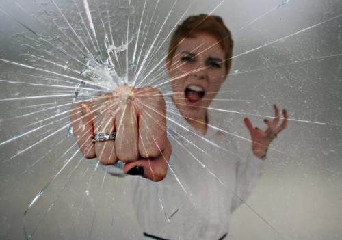 Треснуло стекло само по себе. Само лопнуло стекло — треснуло либо разбилось