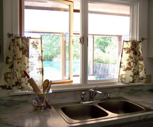 Шторы в стиле кантри на кухню. Из какого материала шьют занавески на кухню в стиле кантри
