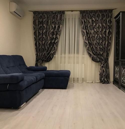 Как выбрать в гостиную красивую и современную тюль. Варианты драпировки тюля в гостиной 21 Как выбрать в гостиную красивую и современную тюль. Варианты драпировки тюля в гостиной 21