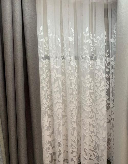 Тюль в гостиную в современном стиле. Дизайн интерьера с белым тюлем