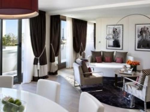 Как выбрать в гостиную красивую и современную тюль. Варианты драпировки тюля в гостиной 26 Как выбрать в гостиную красивую и современную тюль. Варианты драпировки тюля в гостиной 26